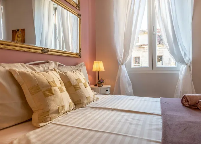 Old Romantic 3 Apartman Pula