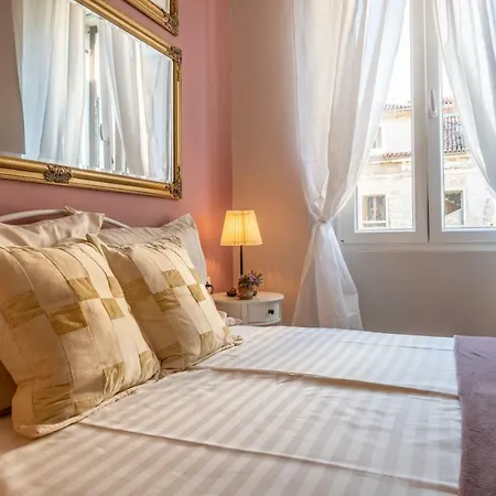 Old Romantic 3 Daire Pula